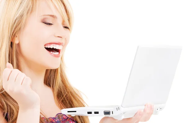 Menina adolescente com computador portátil — Fotografia de Stock