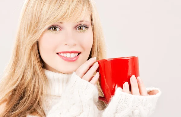 Felice adolescente con tazza rossa — Foto Stock