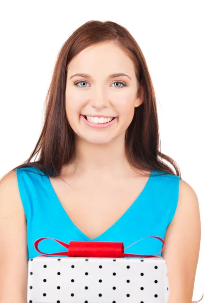 Šťastná dívka s darem box — Stock fotografie