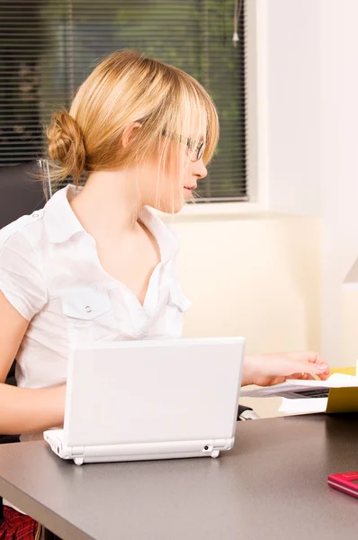 Büromädchen mit Laptop — Stockfoto