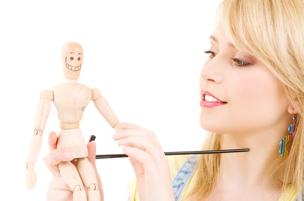 Menina adolescente feliz com boneco modelo de madeira — Fotografia de Stock
