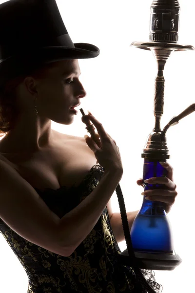 阿拉伯水烟壶的女人 — 图库照片