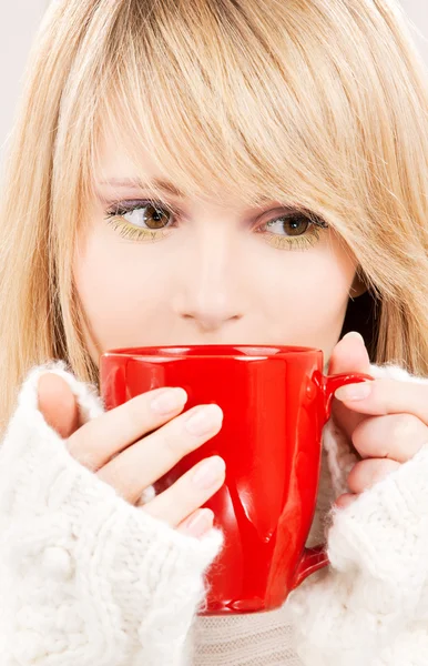 Adolescente chica con taza roja — Foto de Stock