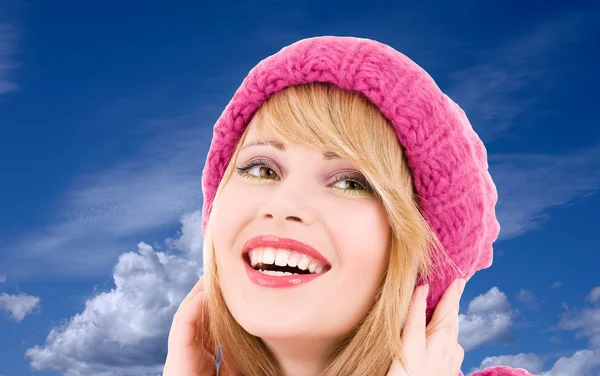 Genç kız kış gökyüzü üzerinde şapkalı — Stok fotoğraf