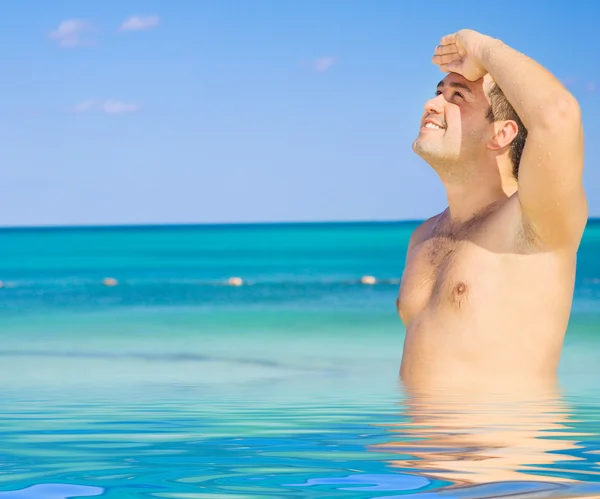 Homem feliz na água — Fotografia de Stock