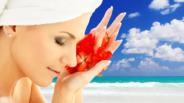 Donna con petali di fiori su sfondo resort — Foto Stock