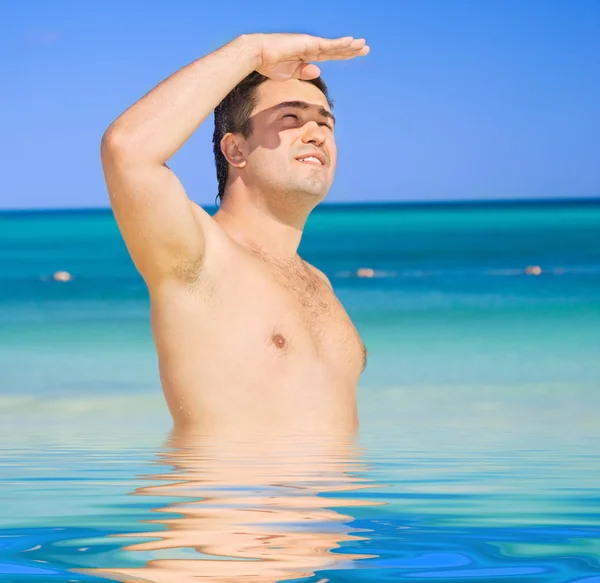 Feliz homem bronzeado na praia — Fotografia de Stock
