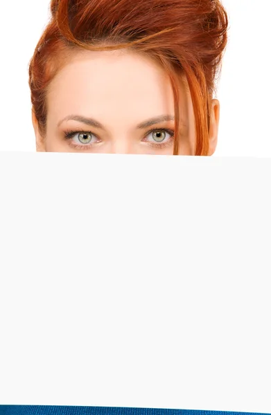 Redhead vrouw met leeg bord — Stockfoto