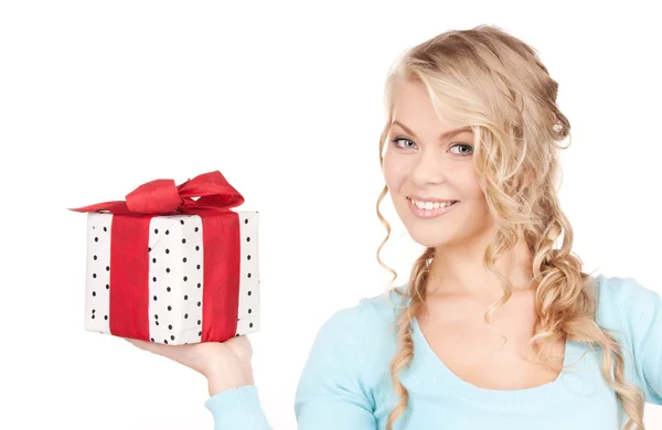 Chica feliz con caja de regalo — Foto de Stock