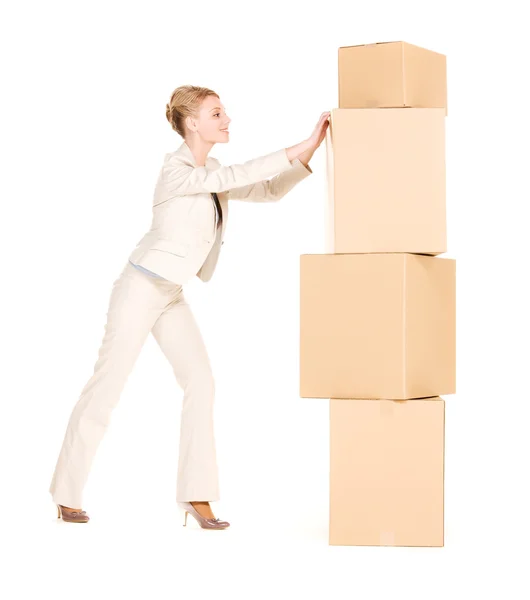 Geschäftsfrau mit Kisten — Stockfoto