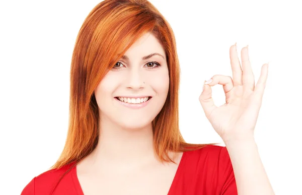 Szép redhead mutatja az ok jele — Stock Fotó