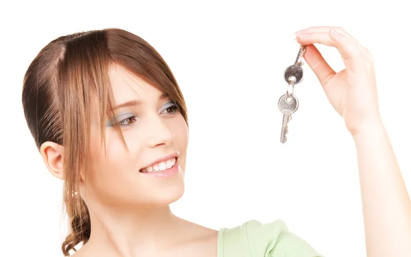 Glückliches Teenager-Mädchen mit Schlüsseln — Stockfoto