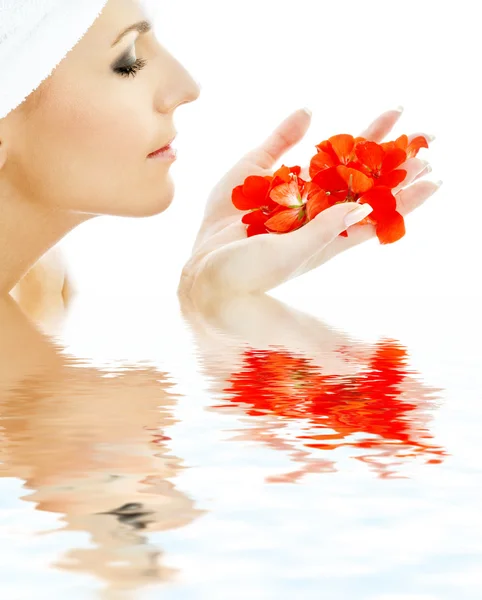 Rode bloemblaadjes in water — Stockfoto