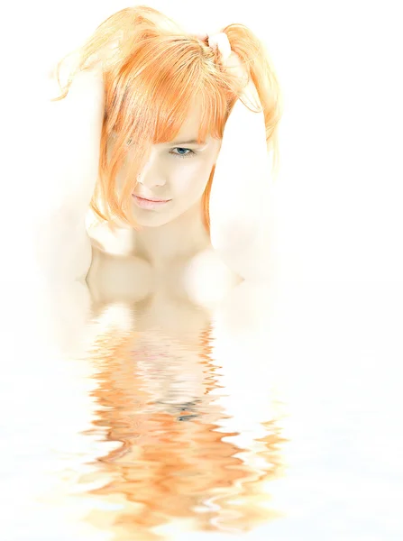在水中的可爱红发 — 图库照片