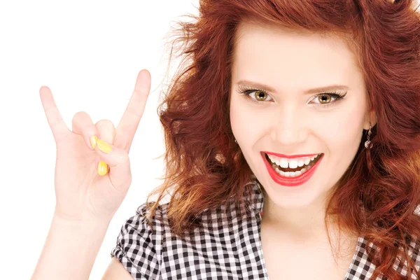 Šťastné dospívající dívka ukazuje gesto rohy ďábel — Stock fotografie