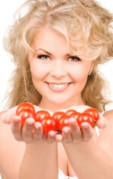 Молода красива жінка з стиглими помідорами — стокове фото