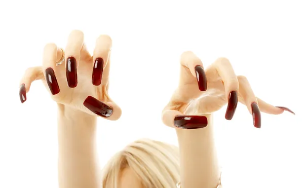Agressieve meisje handen met lange acryl nagels — Stockfoto