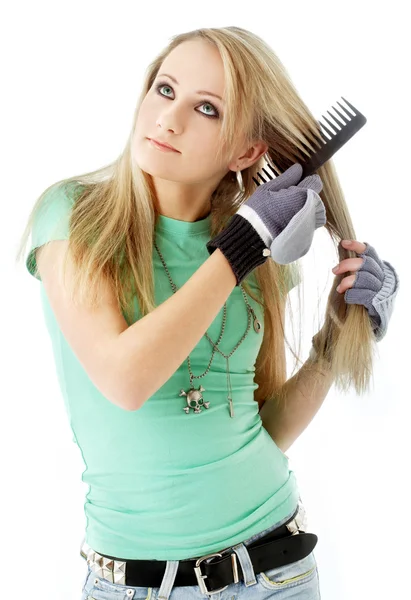 Расчесывание волос девочка-подросток — стоковое фото