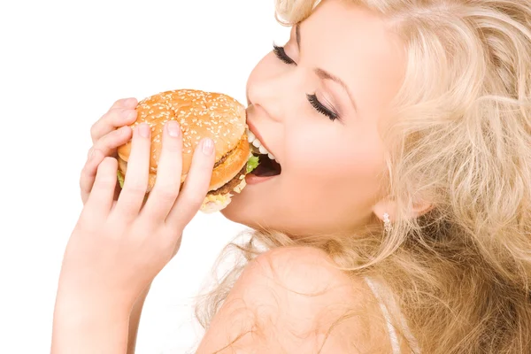 Kvinna med hamburgare — Stockfoto