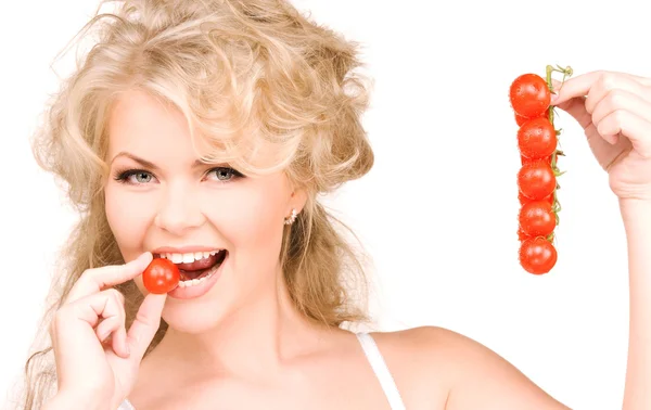 Ung vacker kvinna med mogna tomater — Stockfoto