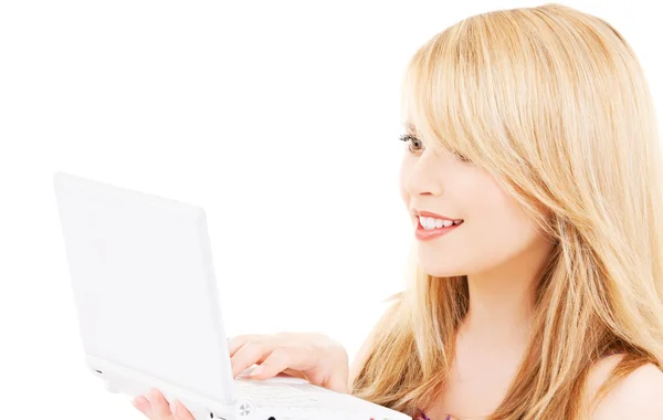 Chica adolescente con ordenador portátil — Foto de Stock