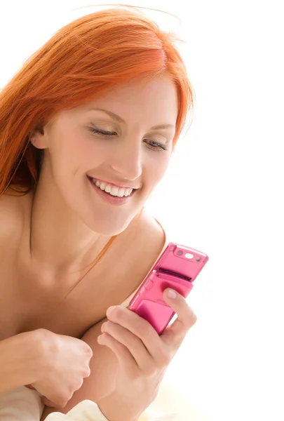 Γυναίκα ευτυχισμένη κοκκινομάλλα με κινητό τηλέφωνο — ストック写真