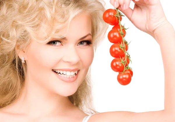 年轻漂亮的女人和熟的西红柿 — 图库照片