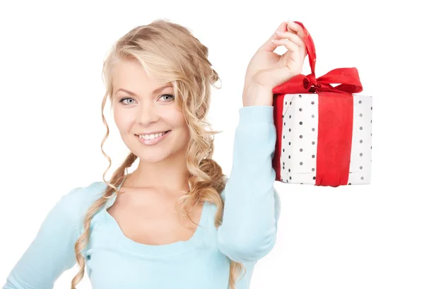 Щаслива дівчина з подарунковою коробкою — стокове фото