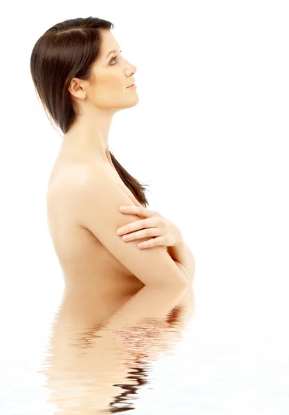 Topless brunetka w wodzie — Zdjęcie stockowe