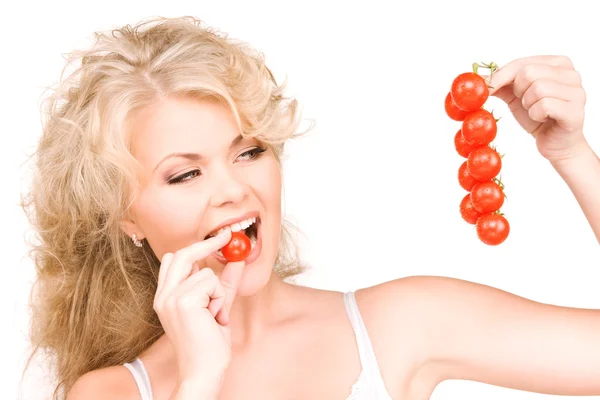 Jonge mooie vrouw met rijpe tomaten — Stockfoto