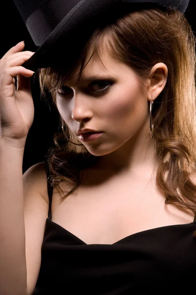 Mulher de vestido preto e chapéu superior — Fotografia de Stock