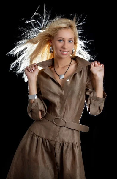 Tančící blondýna v hnědé šaty — Stock fotografie