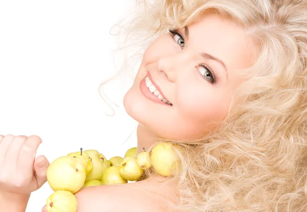 Femme heureuse avec des pommes vertes — Photo