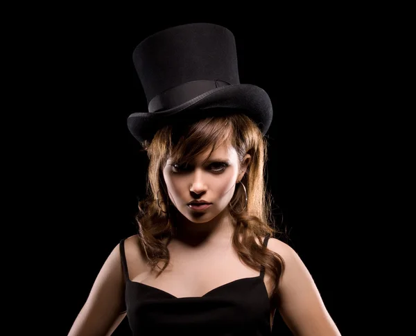 Mujer en vestido negro y sombrero de copa —  Fotos de Stock