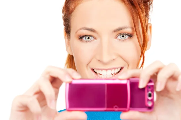 Щаслива жінка використовує телефонну камеру — стокове фото