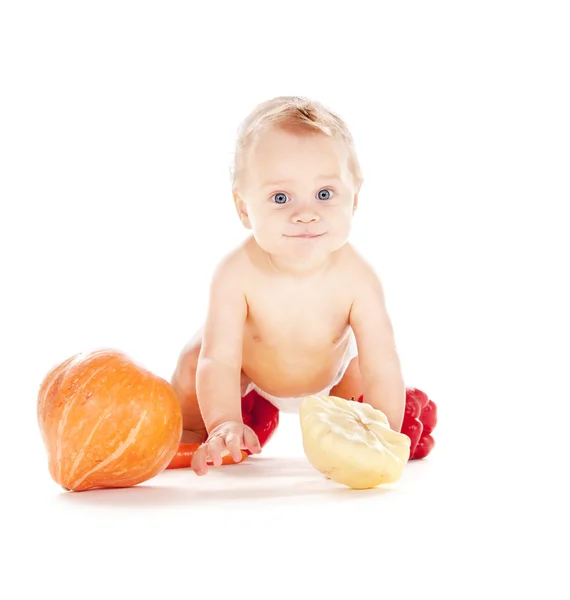 Babyjongen met groenten — Stockfoto