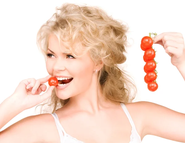 Mladá krásná žena s zralých rajčat — Stock fotografie