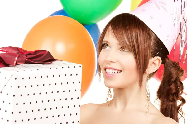 Strana dívka s balónky a krabičky — Stock fotografie