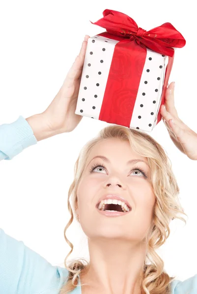 선물 상자와 함께 행복 한 여자 — 스톡 사진