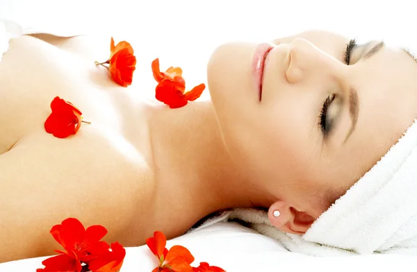 Red flower petals spa — Stock Photo, Image