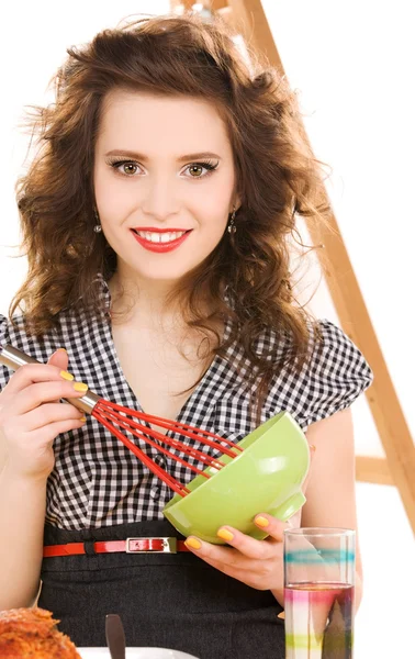 Jonge aantrekkelijke vrouw in de keuken — Stockfoto