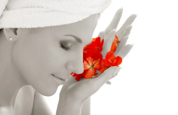 Monochroom lady en rode bloemblaadjes — Stockfoto