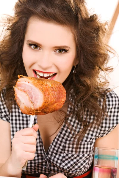 Mujer atractiva joven en la cocina — Foto de Stock