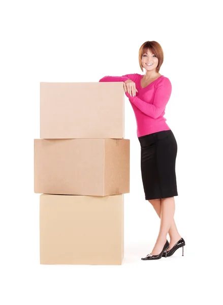 Affärskvinna med lådor — Stockfoto