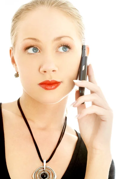 Портрет элегантной блондинки с помощью мобильного телефона — стоковое фото