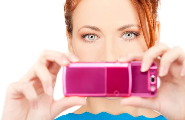 Redhead vrouw met behulp van de camera van de telefoon — Stockfoto