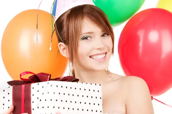 Chica de fiesta con globos y caja de regalo — Foto de Stock