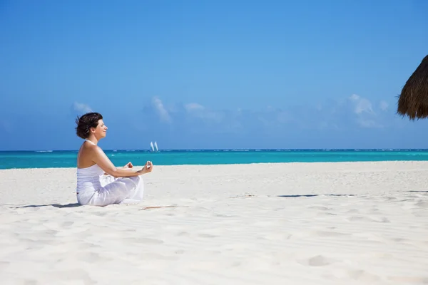 Meditación en la playa —  Fotos de Stock