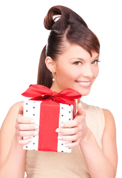 Boldog nő ajándékdobozzal — Stock Fotó