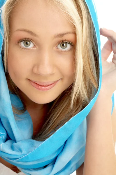 Portret uśmiechający się blond w niebieski szalik — Zdjęcie stockowe